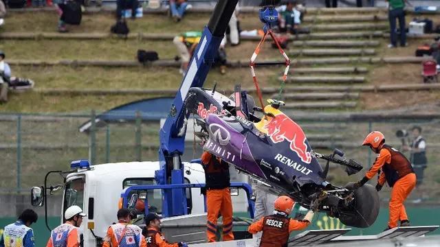 Daniil Kvyat pebalap Formula 1 dari Red Bull Racing Renault selamat dari tabrakan maut yang menimpanya saat sesi kuaifikasi di Sirkuit Suzuka Jepang, Sabtu (26/9/2015).