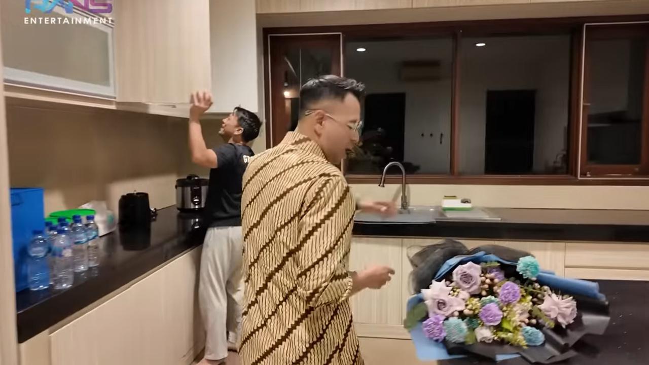 5 Potret Dapur Rumah Baru Ariel Noah Jarang Tersorot, Luas Banget tapi Perabotan Cuma Ada Kompor & Magicom