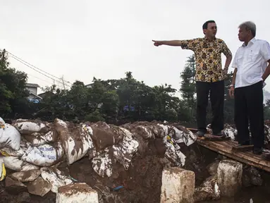 Gubernur DKI Jakarta Basuki Tjahaja Purnama terlihat memberikan arahan saat meninjau pembangunan tanggul Kali Sunter, Kelapa Gading, Jakarta Utara, Kamis (12/2/2015). (Antara Foto/Sigid Kurniawan)