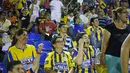  Para penonton yang hadir ikut merasakan kegembiraan saat Deportivo mencetak gol. (AP Photo/Jorge Saenz)