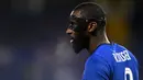 Antonio Rudiger. Bek tengah Jerman berusia 29 tahun yang yang baru saja bergabung dengan Real Madrid di awal musim 2022/2023 usai meninggalkan Chelsea yang telah dibela sejak 2017/2018 ini tercatat pernah mengenakan topeng saat membela The Blues akibat cedera pada 2021. Cedera didapat saat Chelsea berhadapan dengan tamunya Real Madrid pada leg pertama semifinal Liga Champions 2020/2021. Saat itu ia beradu kepala dengan bek Real Madrid Raphael Varane dalam situasi duel udara. (AFP/Glyn Kirk)