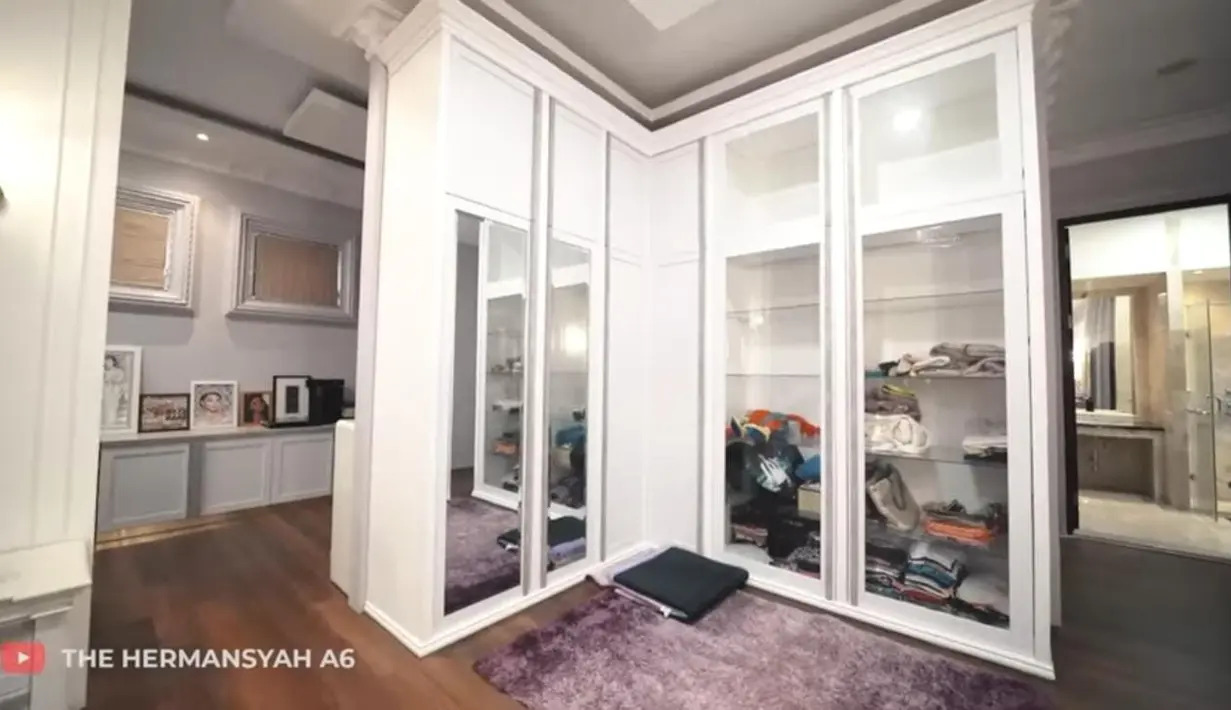 Dekat dari kasur, terdapat lemari yang kini sudah ada pintunya lho! Dulu, Aurel kerap kali protes karena lemari kamarnya tidak terdapat pintu [YouTube/The Hermansyah A6]