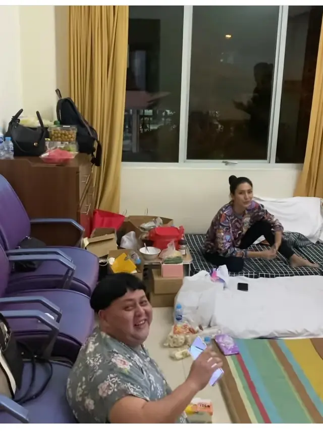 Momen ultah Tyas Mirasih ke-36 dirayakan di kamar RS tempat ibunya dirawat (Foto: instagram papham)
