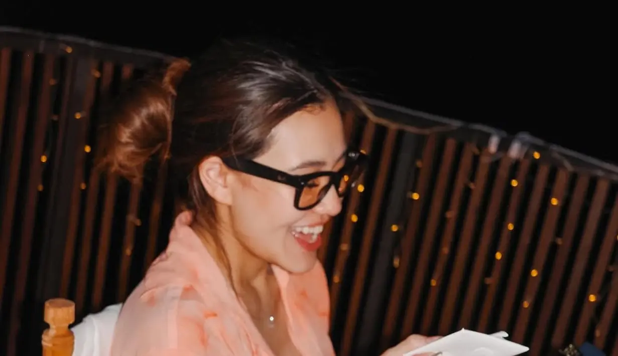 Rambut panjangnya pun hanya digelung seadanya yang pancarkan messy beauty di hari spesialnya [@aaliyah.massaid]