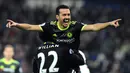 Pemain Chelsea, Willian menggendong Pedro saat melakukan selebrasi usai menang atas Leicester City di Stadion King Power, Inggris, Sabtu (14/1). Kemenangan ini membuat Chelsea berada di puncak klasemen dengan koleksi 52 poin. (AP Photo/Rui Vieira)
