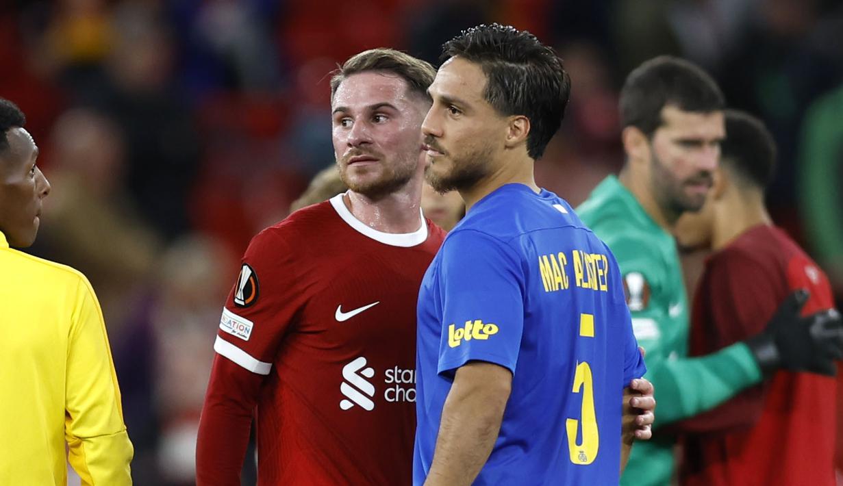 Pemain Liverpool, Alexis Mac Allister (kiri) dan Pemain Union Saint-Gilloise, Kevin Mac Allister berpelukan setelah laga Grup E Liga Europa 2023/2024 di Anfield, Liverpool, Inggris, Jumat (6/10/2023) dini hari WIB. (AP Photo/Jon Super)