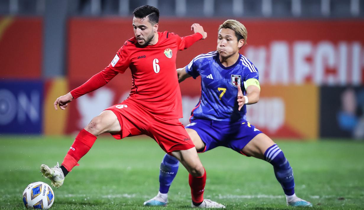 Pemain Yordania U-20, Mohammad Kahlan Abde (kiri) menguasai bola dibayangi pemain Jepang U-20, Kuryu Matsuki pada laga perempatfinal Piala Asia U-20 2023 di Lokomotiv Stadium, Tashkent, Uzbekistan, Minggu (12/3/2023). (AFC/Sayed Husain Ibrahim)