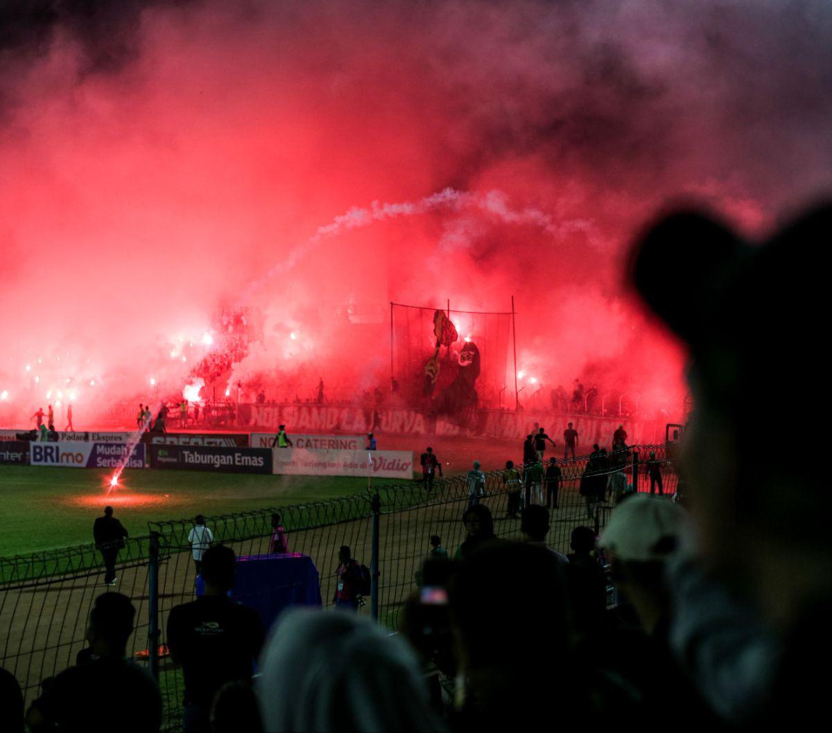 Kerusuhan pecah pada pertandingan leg kedua final Pegadaian Liga 2 yang mempertemukan Semen Padang vs PSBS Biak di Stadion Haji Agus Salim, Padang, Sumatera Barat, Sabtu (9/3/2024).&nbsp;Bola.com/Bagaskara Lazuardi