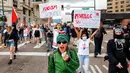 Protes dimulai pada hari Jumat (6/6/2025) ketika petugas Penegakan Imigrasi dan Bea Cukai melakukan beberapa penggerebekan di wilayah Los Angeles yang mayoritas dihuni para imigran. (Michael Ciaglo/Getty Images North America/Getty Images via AFP)