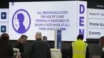 Peringatan elektronik menyarankan para pelancong tentang persyaratan untuk mengenakan masker di konter check-in United Airlines di terminal Bandara Internasional Denver di Denver (26/12/2021). Maskapai menunda ratusan penerbangan pada hari Minggu (26/12). (AP Photo/David Zalubowski)