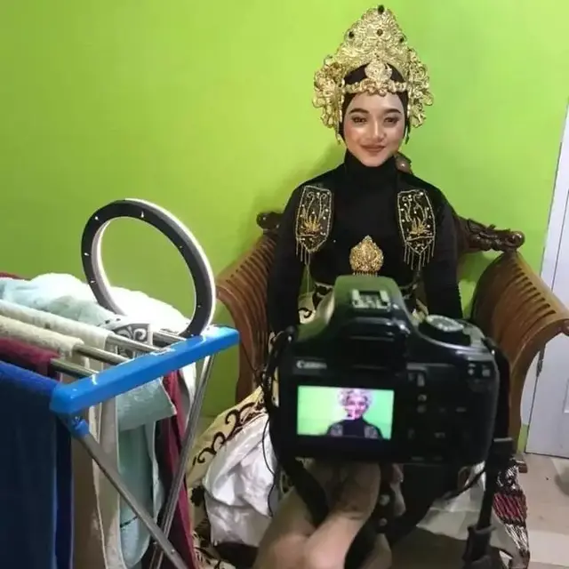 6 Potret Orang Pakai Ring Light untuk Pencahayaan Ini Bikin Tepuk Jidat