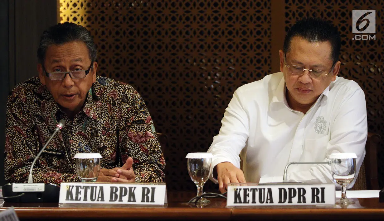 Ketua BPK, Moermahadi Soerja Djanegara didampingi Ketua DPR, Bambang Soesatyo memberikan keterangan di Jakarta, Rabu (31/1). BPK menyerahkan laporan audit investigatif terhadap proses pembangunan Terminal Peti Kemas (TPK) Koja. (Liputan6.com/Johan Tallo)