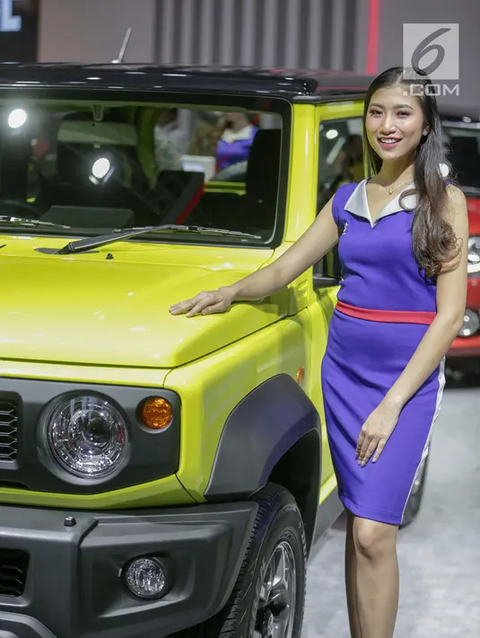 SPG berpose di samping Suzuki Jimny terbaru selama ajang IIMS 2019 di JIExpo Kemayoran, Jakarta, Kamis (25/4). Sama seperti pameran automotif internasional lainnya, ajang IIMS 2018 ini sejumlah perusahaan otomotif menggunakan jasa SPG guna menarik perhatian pengujung. (Liputan6.com/Faizal Fanani)