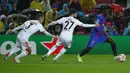 Penyerang Barcelona Ousmane Dembele berebut bola dengan pemain Benfica Rafa Silva dan Alex Grimaldo pada matchday kelima Grup E Liga Champions di Camp Nou, Rabu (24/11/2021) dini hari WIB. Barcelona hanya mampu bermain imbang 0-0 kala menjamu Benfica. (AP Photo/Joan Monfort)