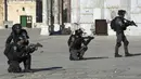 Pasukan keamanan Israel mengambil posisi saat bentrokan dengan demonstran Palestina di Kompleks Masjid Al Aqsa, Kota Tua Yerusalem, 15 April 2022. (AP Photo/Mahmoud Illean)