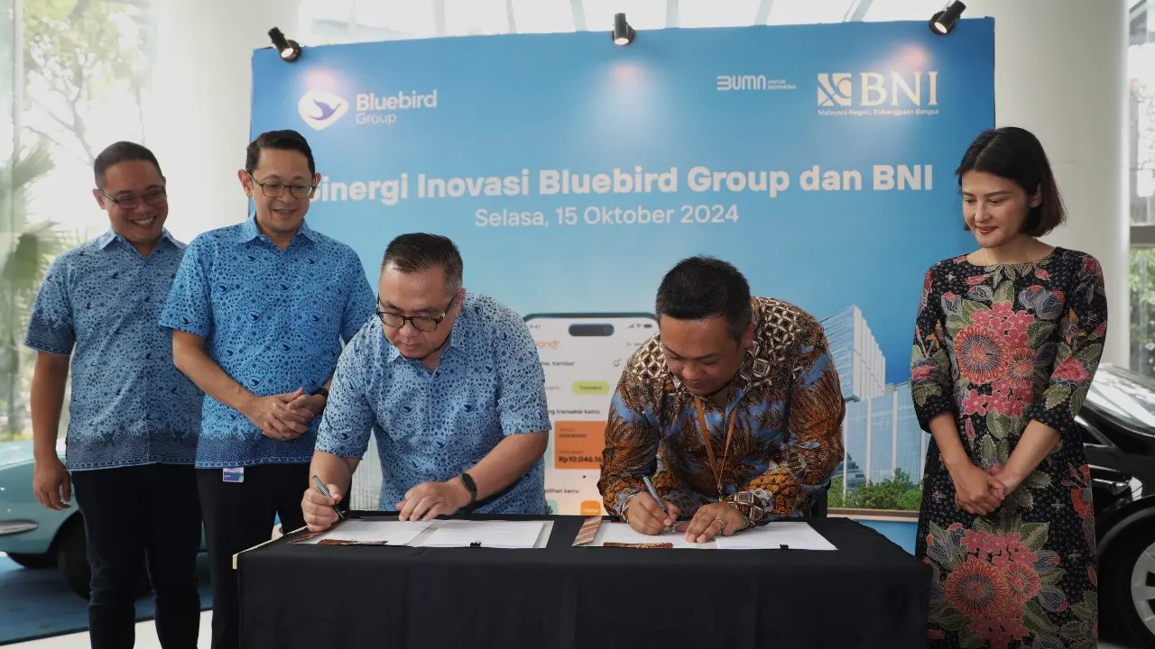 Penandatanganan Kerjasama pada acara peluncuran QRIS kolaborasi BNI dan Bluebird pada Selasa (15/10/2024) di Bluebird Head Office
