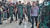 Kepala Staf TNI Angkatan Laut (Kasal) Laksamana TNI Yudo Margono didampingi Kapolri Jenderal Pol. Listyo Sigit Prabowo tiba untuk mengikuti uji kelayakan dan kepatutan (fit and proper test) calon Panglima TNI di Komisi I DPR, Kompleks Parlemen, Senayan, Jumat (2/12/2022). Presiden Joko Widodo resmi memilih KSAL Laksamana Yudo Margono menjadi calon panglima TNI untuk menggantikan Jenderal Andika Perkasa yang segera pensiun.  (Liputan6.com/Angga Yuniar)