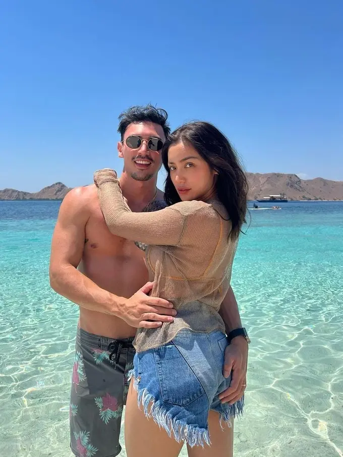Foto Liburan Jessica Iskandar dan Suami Bikin Salfok