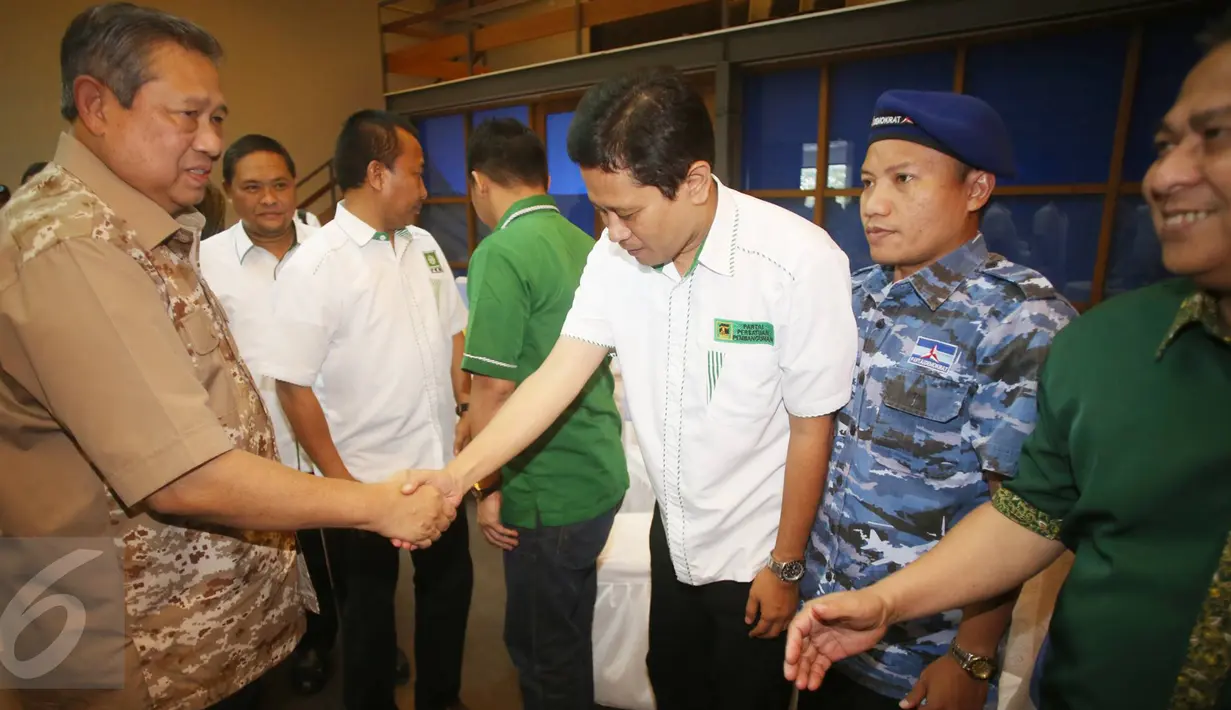 Ketum Partai Demokrat Susilo Bambang Yudhoyono (SBY) saat menerima anggota DPRD DKI Jakarta, Sabtu (4/2). Pertemuan membahas sejumlah persiapan yang harus dilakukan oleh seluruh elemen pengusung dan pendukung Agus-Sylvi. (Liputan6.com/Immanuel Antonius)