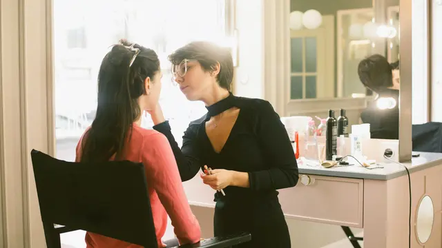 6 Trik Makeup MUA Hollywood untuk Samarkan Mata Lelah