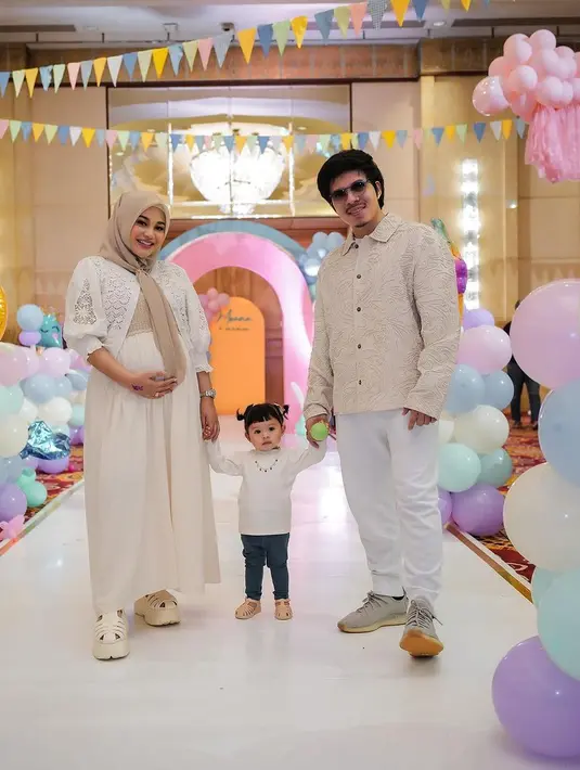 <p>Yang tidak kalah menarik penampilan adalah penampilan baby Ameena. Anak pasangan Atta Halilintar dan Aurel itu hadir bersama orangtuanya. [Instagram/attahalilintar]</p>