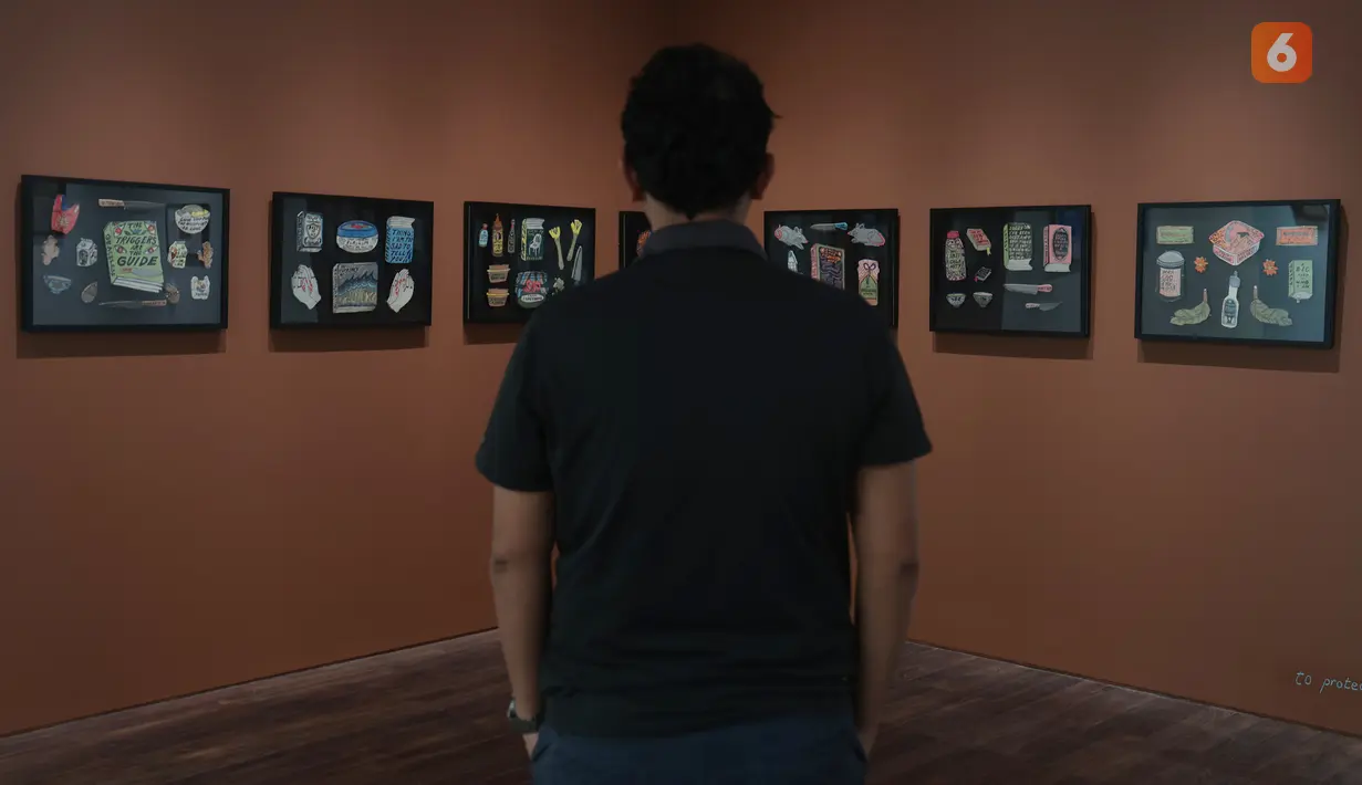 Pengunjung melihat sejumlah karya yang dipamerkan dalam pameran As all gather in commons yang menghadirkan karya lima seniman, Dian Utami, Ella Wijt, Meliantha Muliawan, Sekarputi Sidhiawati, dan Theresia Agustina Sitompul. Pameran ini mengangkat tema domestisitas, identitas, masa kanak-kanak, perempuan, dan keibuan melalui beragam medium, mulai dari lukisan, tekstil, keramik, cetakan, karya tiga dimensi hingga benda temuan. (KLY/Budy Santoso)