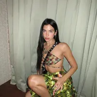 Dua Lipa tampil dengan gaya punk era 90an mengenakan rok unik (instagram/dualipa)