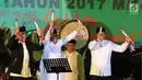 Gubernur DKI Jakarta, Djarot Saiful Hidayat (tengah) bersiap memukul beduk dalam Festival Pukul Beduk dan Gema Takbir 2017 di Balai Kota, Jakarta, Sabtu (24/6). Kegiatan tersebut untuk merayakan Hari Raya Idul Fitri 1438 H. (Liputan6.com/Angga Yuniar)
