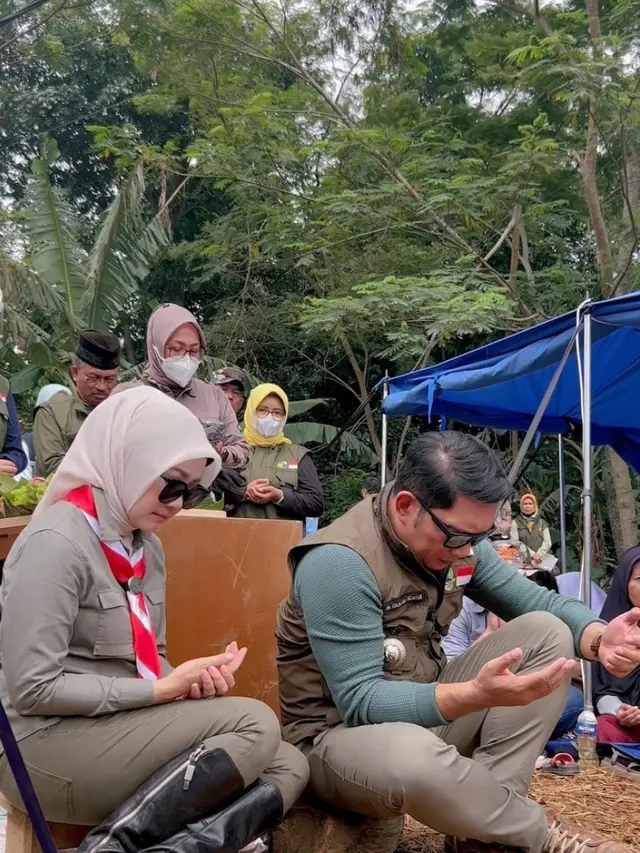 Momen Ridwan Kamil dan Atalia Praratya doa bersama korban gempa Cianjur sekaligus memperingati 26 tahun pernikahan. (Foto: Dok. Instagram @ridwankamil)