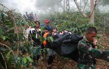 Evakuasi jenazah dan penyerahan kotak hitam Aviastar