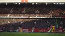 Sore itu memang begitu syahdu di Old Trafford. Sinar mentari seakan memperlihatkan bahwa sehabis gelap terbitlah terang bagi Manchester United. (AP Photo/Jon Super)
