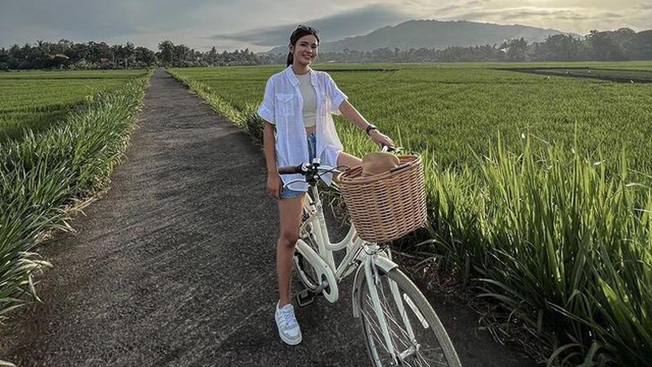 Gita Virga dikenal sebagai salah satu pesinetron Tanah Air. Dari unggahannya di instagramnya, diketahui jika ia suka berlibur di alam. Dalam potret ini, ia tampak bersepeda di tengah hamparan sawah.