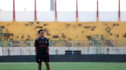 Pelatih caretaker Madura United, Rakhmat Basuki saat memimpin timnya berlatih dalam sesi official training di Stadion Gelora Bangkalan, Madura, Kamis (30/5/2024) jelang laga leg kedua final Championship Series BRI Liga 1 2023/2024 menghadapi Persib Bandung, Jumat, 31 Mei 2024. (Bola.com/Bagaskara Lazuardi)