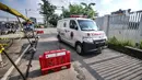 Tenaga kesehatan mengantarkan pasien Covid-19 ke RSD Wisma Atlet, Jakarta, Minggu (30/5/2021). Jumlah pasien positif Covid-19 melonjak dua kali lipat dalam dua pekan karena banyaknya pemudik terpapar virus pada arus mudik Lebaran ditambah adanya klaster keluarga. (merdeka.com/Iqbal S. Nugroho)