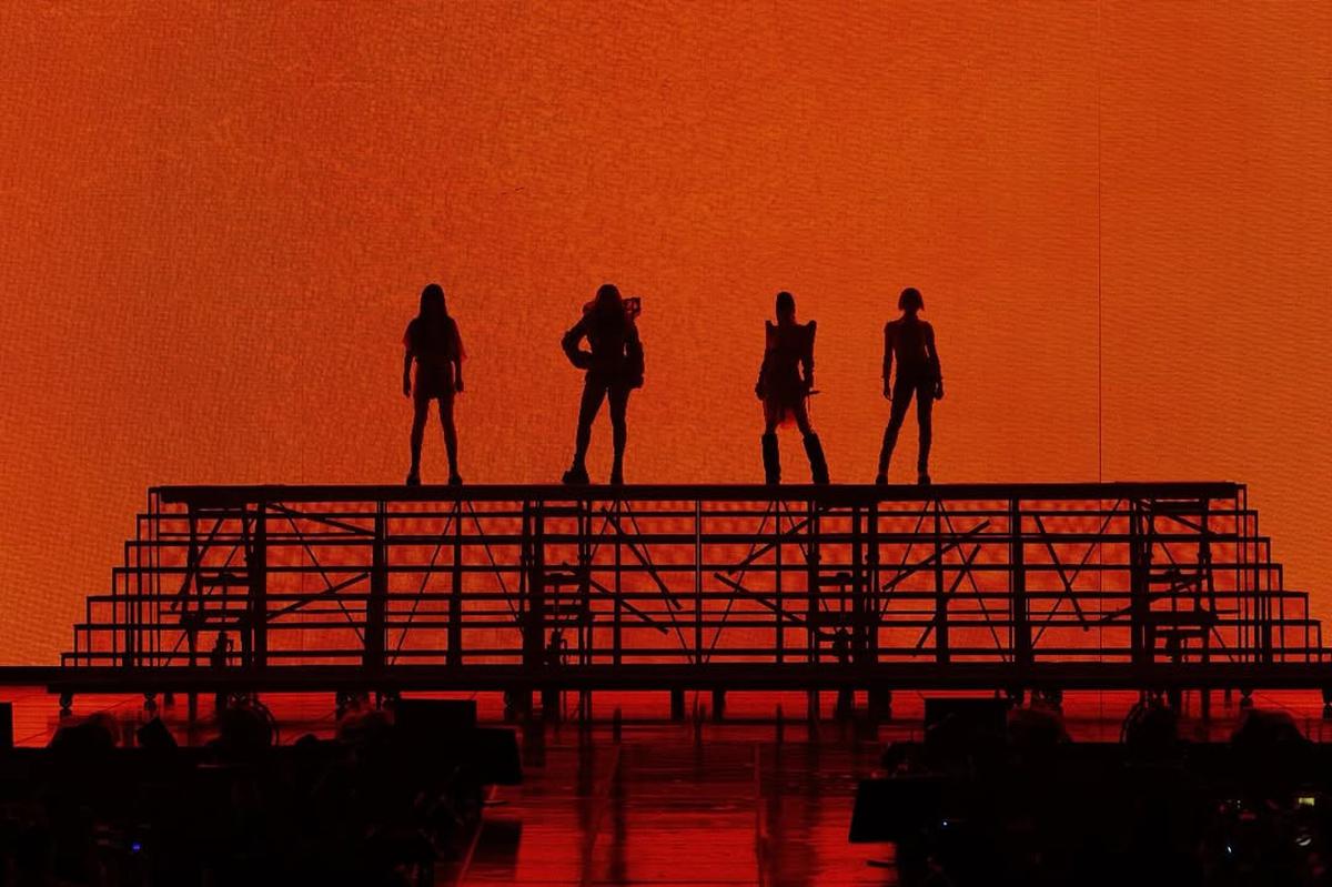 Momen Seru Marion Jola Nonton konser 2NE1 'Welcome Back' di Jakarta