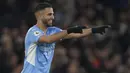 Riyad Mahrez. Pemain sayap Aljazair berusia 31 tahun yang kini memasuki musim ke-4 bersama Manchester City ini menempati posisi kedua sebagai pemain Liga Inggris pencetak gol terbanyak di semua ajang kompetisi. Hingga kini ia telah mencetak 21 gol di semua ajang dari total 35 laga. (AP/Jon Super)