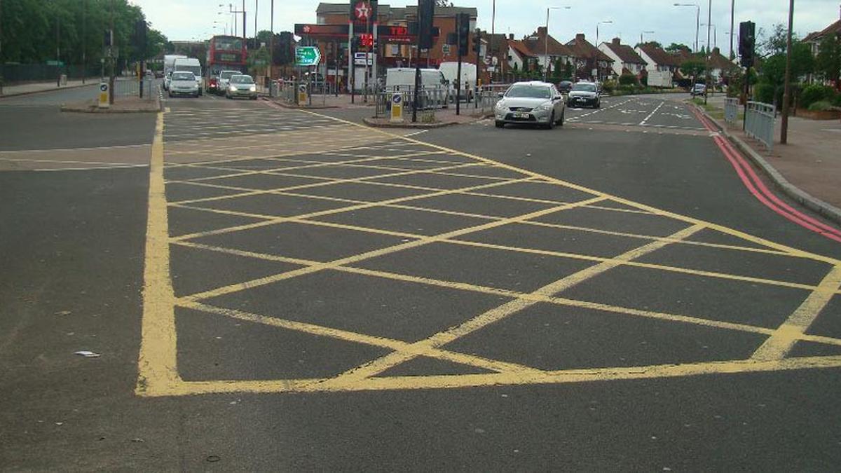 Tahu Fungsi Yellow Box Junction dan Marka Zigzag? Ini Dia Penjelasannya