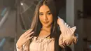 "Perkara angle juga sih, kalau dari samping kan masih fine, entar agak depanan dikit mulai kelihatan double chin nih," ujar Anya Geraldine. (Instagram/anyageraldine)