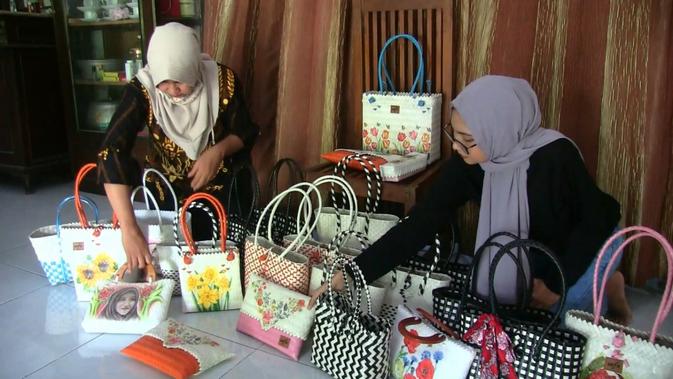 Karena minat pembeli yang besar, para perajin tas tali kaca dari Desa Bagorejo, Jember, Jawa Timur pun kebanjiran pesanan. Dalam seminggu, mereka bisa menghasilkan 100 hingga 200 buah produk tali kaca. (Foto: Liputan6.com)