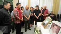 Menpora Imam Nahrawi (kedua kiri) melihat foto Sinyo Aliandoe semasa hidup saat melayat jenazah legenda sepakbola Indonesia, Sinyo Aliandoe yang wafat di Jakarta, Rabu (18/11/2015). Sinyo  wafat di usia 77 tahun. (Liputan6.com/Helmi Fithriansyah)