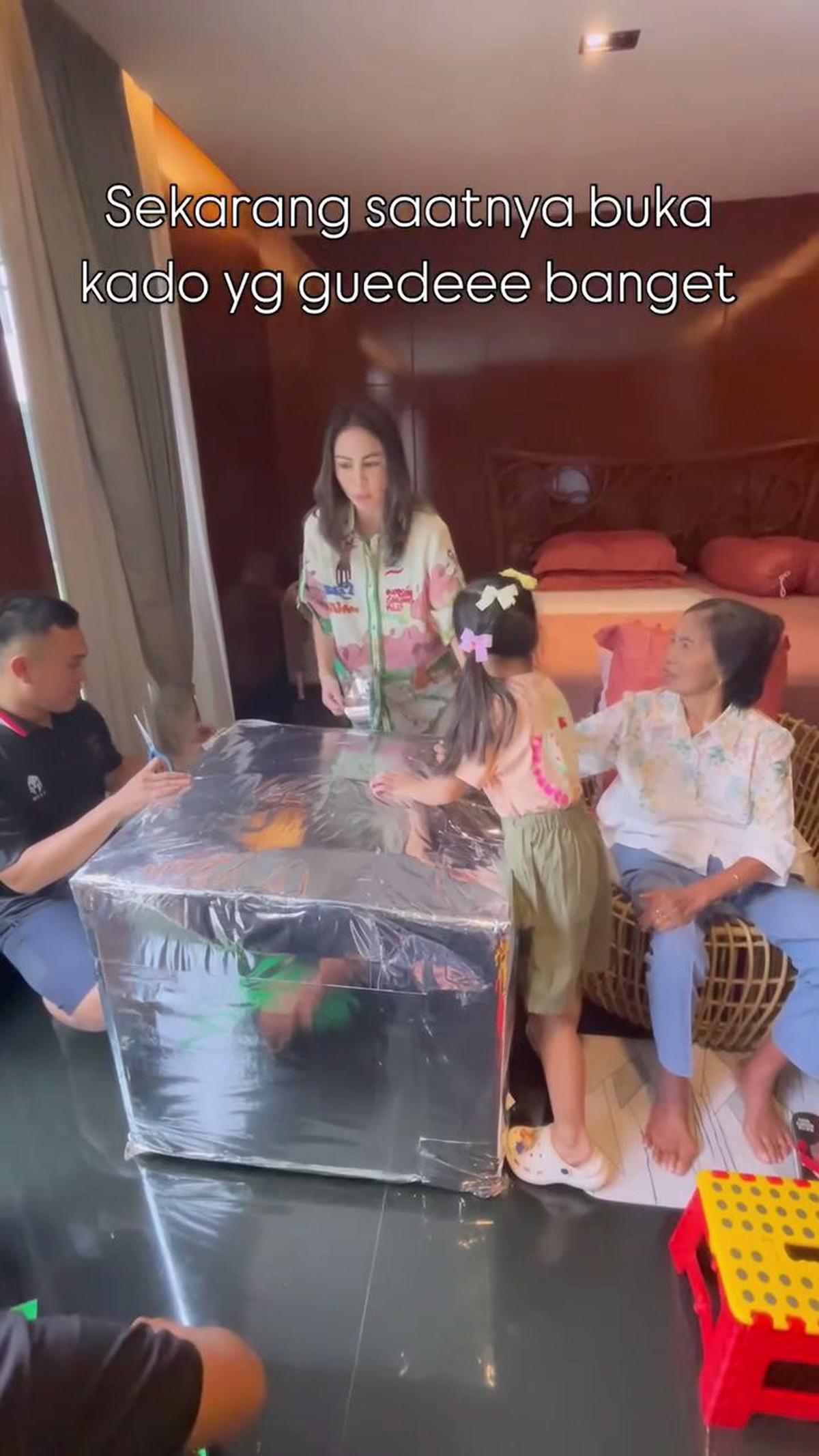 7 Potret Momo Geisha dan Anak Beri Hadiah Ulang Tahun ke Opung, Kadonya Besar Banget Ternyata Ini Isinya