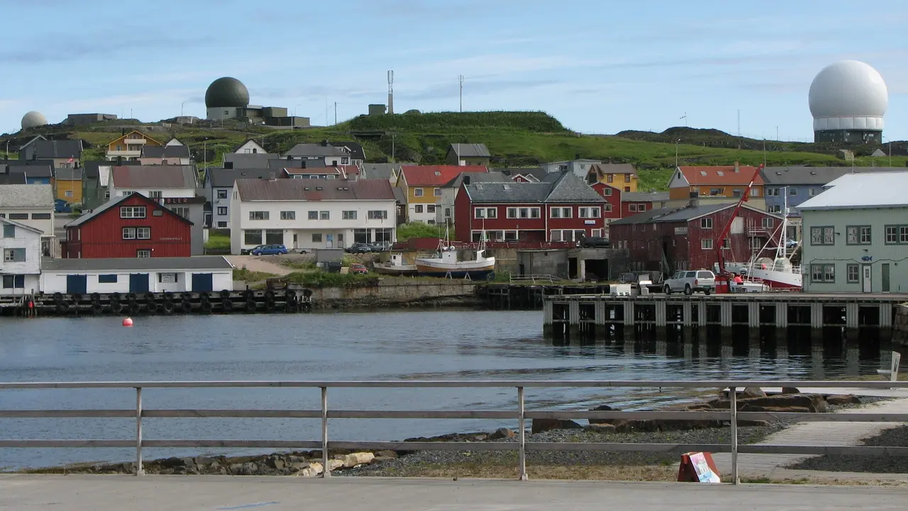 Radar Globus (berbentuk kubah bola) di Kota Vardo, Norwegia (Wikimedia Commons)