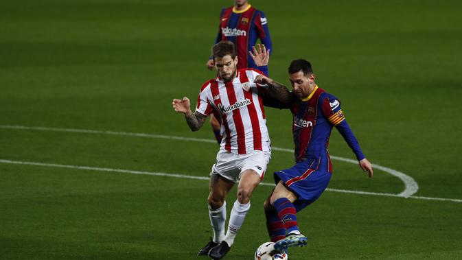 Lionel Messi dibayangi bek Athletic Bilbao saat melawan Barcelona di Camp Nou (AP)