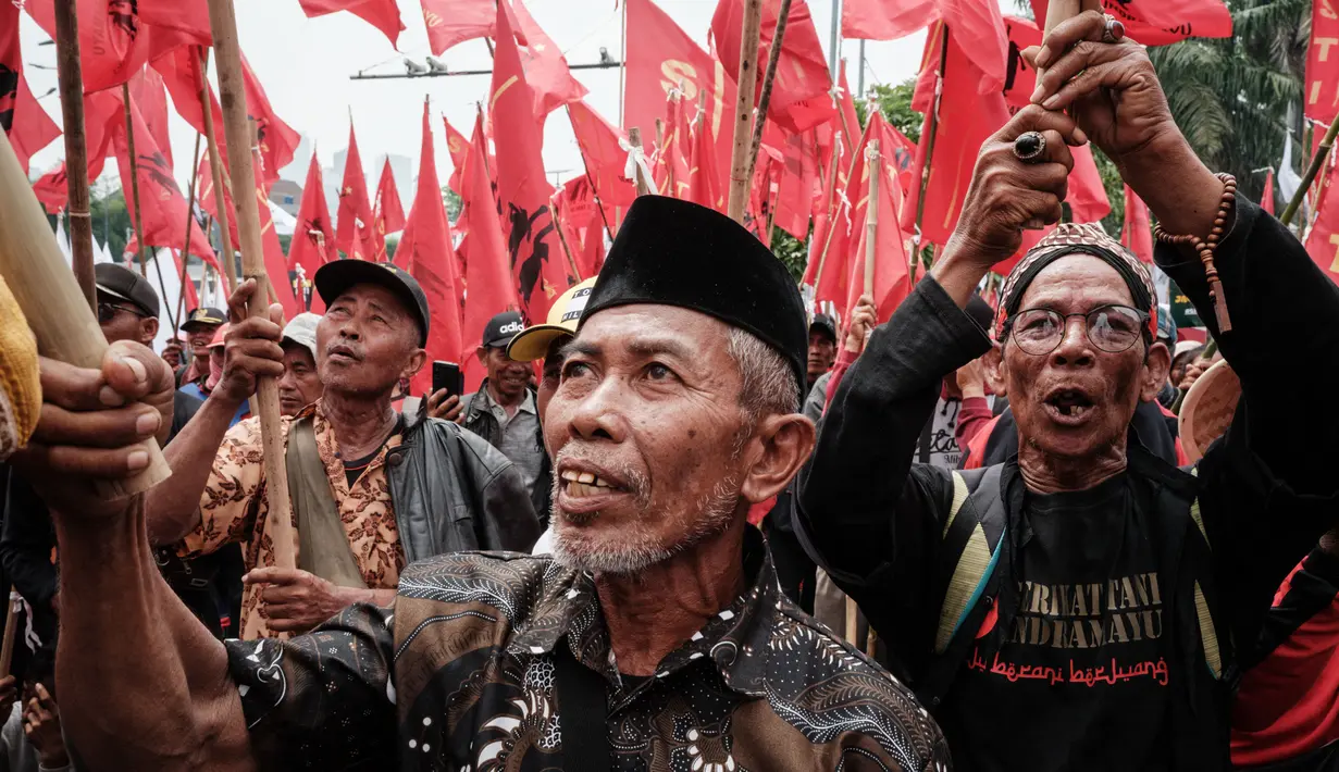 Para petani saat berunjuk rasa memperingati Hari Tani Nasional Indonesia di depan Gedung MPR, DPR dan DPD Republik Indonesia, Jakarta pada 24 September 2024. (Yasuyoshi CHIBA/AFP)