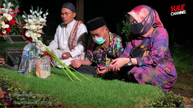 Jelang Pernikahan, Sule Ajak Nathalie Holscher Ziarah ke Makam Mendiang Lina Jubaedah