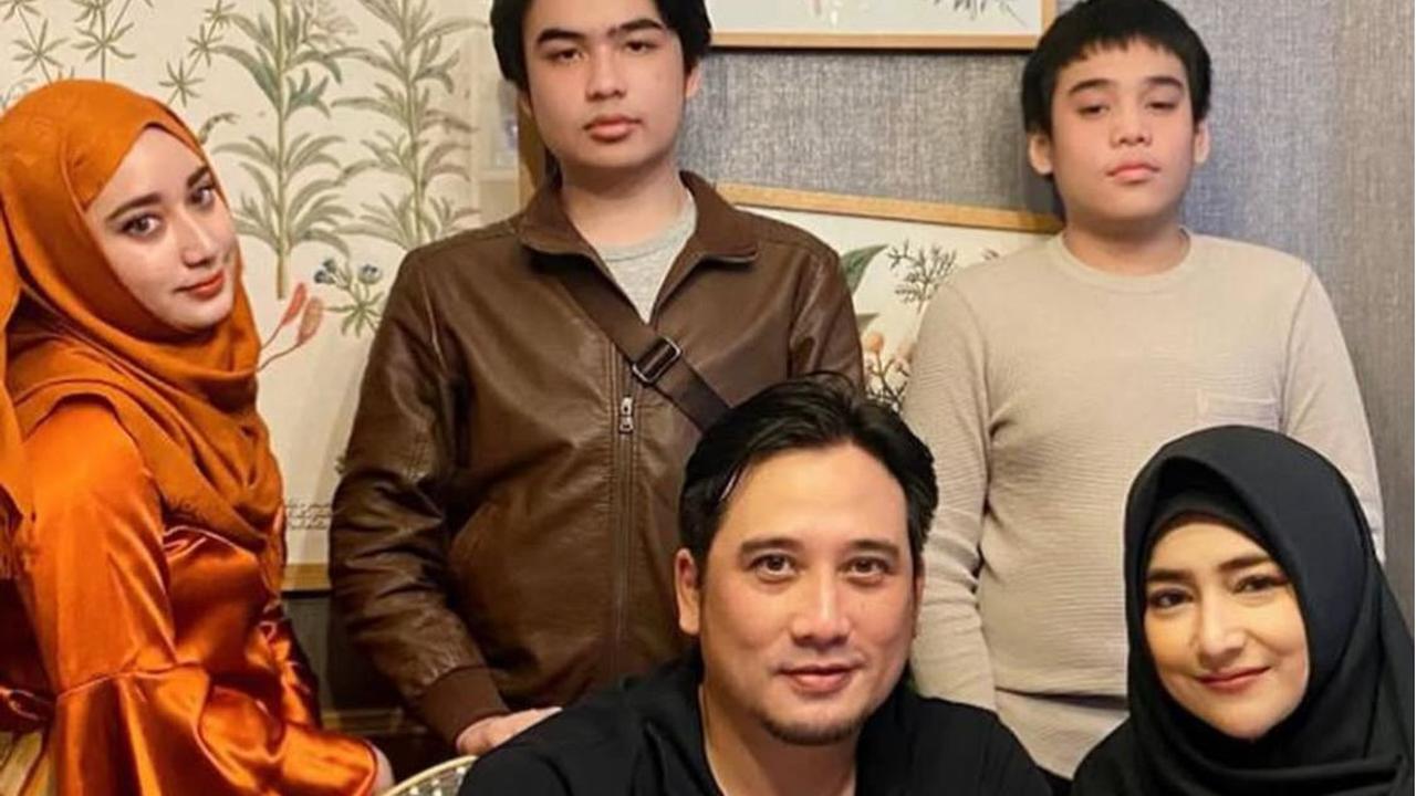 7 Potret Omar dan Keanu Anak Kembar Cindy Fatikasari di Usia 21, Wajah Tampan Mereka Bikin Netizen Terpesona