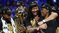 Dua pebasket Oklahoma City Thunder, Jaylin Williams dan Jalen Williams merayakan sukses tim menjadi juara NBA 2025/2026. (Matthew Stockman/Getty Images/AFP)