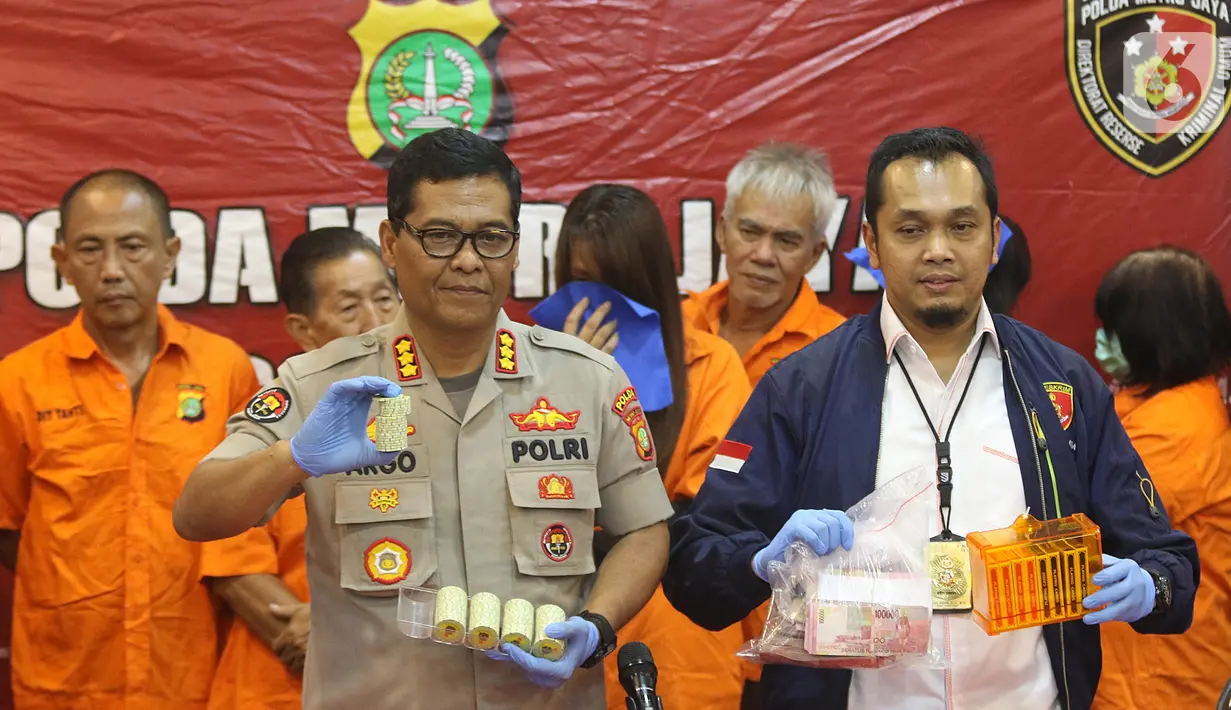 Kabid Humas Polda Metro Jaya Kombes Pol Argo Yuwono menunjukkan barang bukti perjudian di Apartemen Robinson, Jakarta Utara, Selasa (8/10/2019). Polisi berhasil menangkap 133 orang, menetapkan 91 orang sebagai tersangka dan 42 orang sebagai saksi. (Liputan6.com/Herman Zakharia)