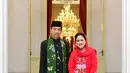Potret manis penampilan Presiden Jokowi dan Ibu Negara dalam balutan baju adat Betawi di acara Istana Berkebaya. Iriana Jokowi memilih kebaya encim merah dan batik, serta selendang merah yang serasi. [Foto: Instagram/jokowi]