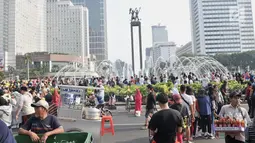 Sejumlah PKL terlihat selama car free day di MH Thamrin, Jakarta, Minggu (8/9/2019). Penutupan sebagian jalan akibat proyek revitalisasi trotoar membuat para PKL menggelar lapak hingga ke badan jalan sehingga menyebabkan aktivitas olahraga warga terhambat. (merdeka.com/Iqbal S. Nugroho)